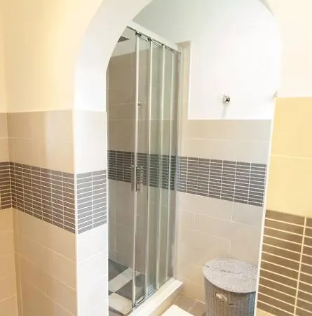 Cozy 1 Bedroom Flat,free Parking, Close To Center شقة